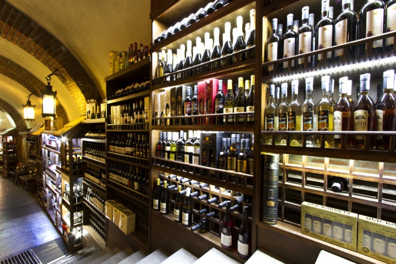 vente-PUGET VILLE-min_world_street_travel_shop_canon_georgia_wine_bottles-429767